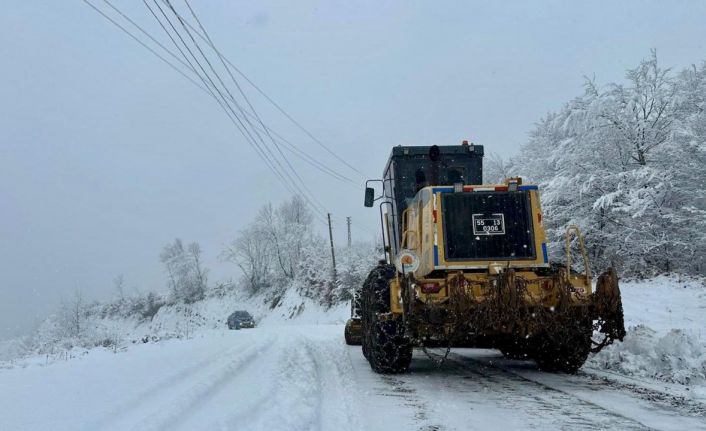 Büyükşehirden 17 ilçede karla mücadele mesaisi: 346 mahalle yoluna müdahale edildi