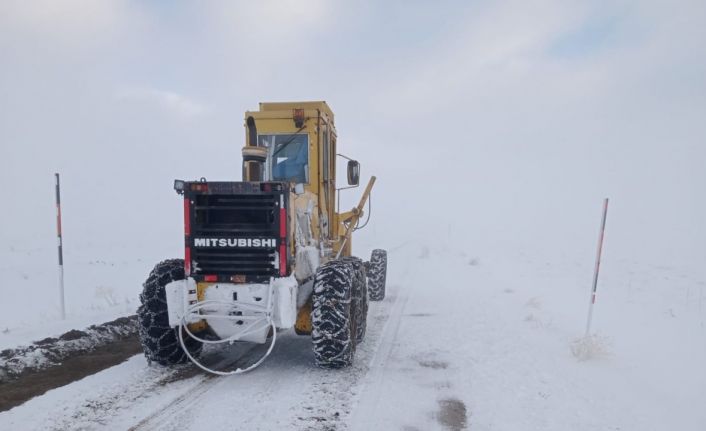 Büyükşehirden kar mesaisi: 6 saatte 285 mahalle yolu daha ulaşıma açıldı