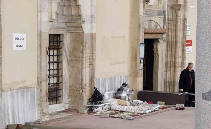 Cami bahçesini mesken tutan kadını otelde kalmaya kimse ikna edemiyor