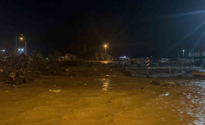 Çanakkale’de sağanak yağış nedeniyle Kepez Çayı taştı, sahil yolu trafiğe kapatıldı