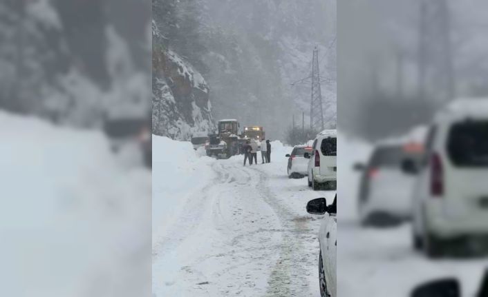 Çığ nedeniyle ulaşıma kapanan Trabzon-Bayburt karayolu kontrollü olarak ulaşıma açıldı