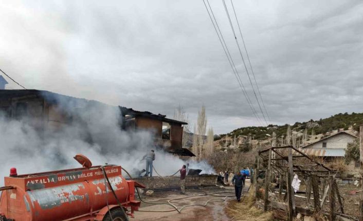 Çıkan yangında ev küle döndü, 1 kişi dumandan etkilendi, 3 hayvan telef oldu