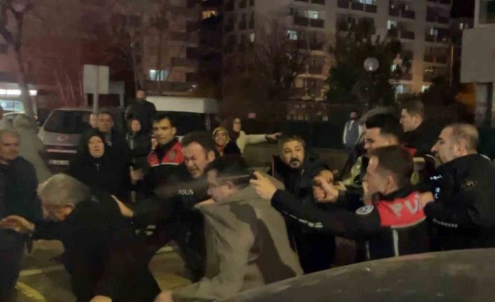 Cinayet davası sonrası adliye önü karıştı, polis müdahale etti: 4 yaralı, 12 gözaltı