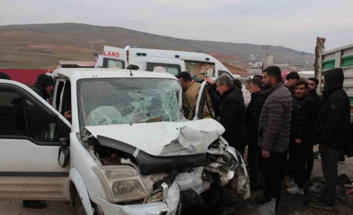 Cizre’de hafif ticari araç park halindeki tırın dorsesine çarptı: 1 yaralı