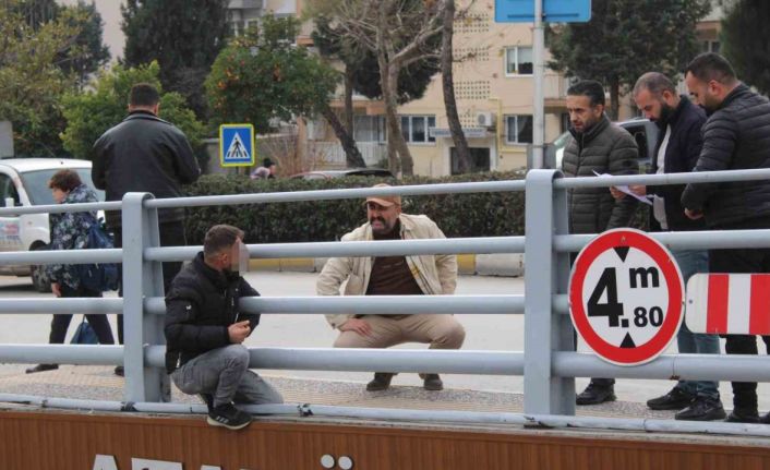 Çocuğunu görmek için alt geçidin üstüne çıkan şahıs ikna edildi