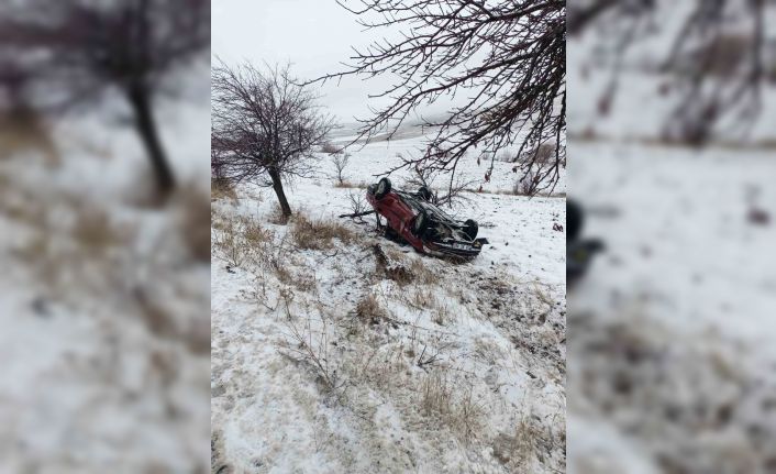 Çorum’da ağaca çarpan otomobil takla attı: 4 yaralı