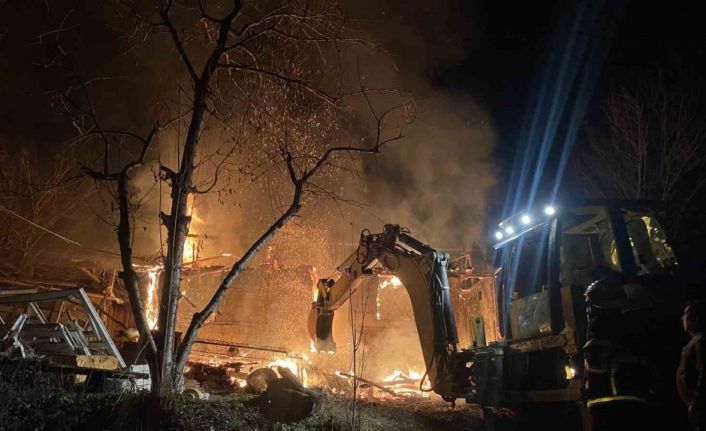 Çorum’da çıkan yangın ev ve depoyu kullanılamaz hale getirdi