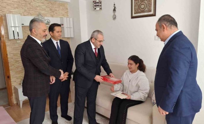 Çorum’da evde eğitim gören öğrencinin karnesini milli eğitim müdürü verdi