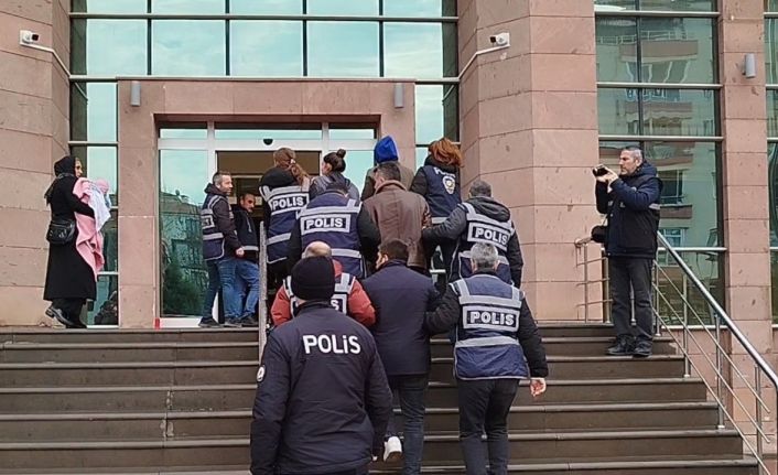 Çorum’da evlerden ziynet eşyası çalan 4 hırsızlık şüphelisi suçüstü yakalandı