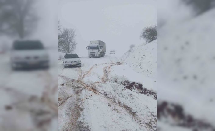 Çorum’da mahsur kalan araçlar için ekipler seferber oldu
