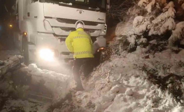 D850 kara yolu ulaşıma kapandı, polis ekipleri kürekle açmaya çalıştı