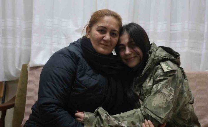 Depremde annesini ve ağabeyini enkazdan kurtaran askerin üşümesin diye kendisine verdiği montu geri verebilmek için 3 yıldır özenle saklıyor