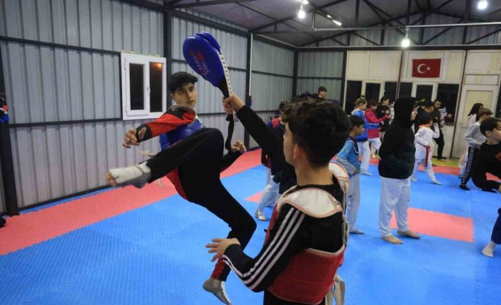 Depremde vefat eden babasının hayalleri için ter döken tekvandocu Ahmet, milli formayla çıktığı turnuvada Türk bayrağını göndere çektirdi