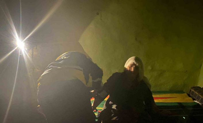 Diyarbakır’da belediye ve sağlık ekipleri yolu kapalı köydeki yaşlı çifte böyle ulaştı