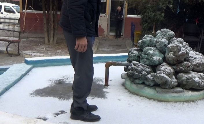 Donan süs havuzunda kimisi gezdi, kimisi ise buzu çekiçle kırmaya çalıştı