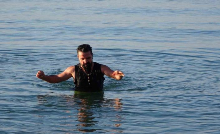 Dondurucu soğuğa meydan okudular: Van Gölü’nde eksi 9 derecede yüzme mesaisi