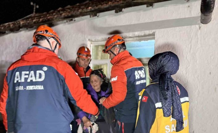 Edirne’de korku dolu dakikalar, çökme riski nedeniyle AFAD vatandaşları tahliye etti