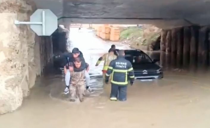Edirne’de sağanak etkili oldu, yollar göle döndü: Köprü altında mahsur kalanlar kurtarıldı