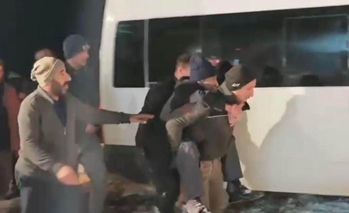 Ekipler yolu açtı, 90 yaşındaki hasta sırtta taşınarak sağlık ekibine ulaştırıldı