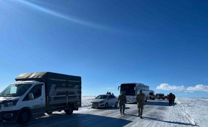 Eksi 30’a düşen sıcaklıklarda buz pistine dönen yolda araçlar mahsur kaldı