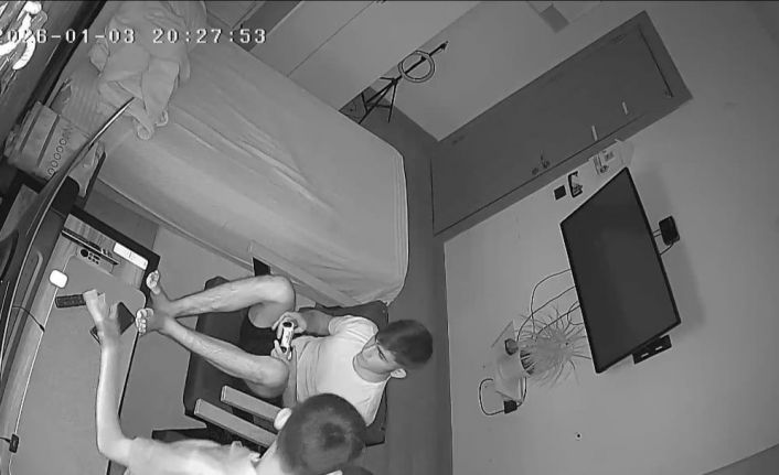 Elazığ’da deprem anı kamerada: Biri panik yaptı, diğeri oyuna devam etti