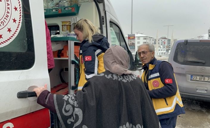 Elazığ’da sitede doğal gaz zehirlenmesi: 1’i çocuk 6 kişi hastaneye kaldırıldı