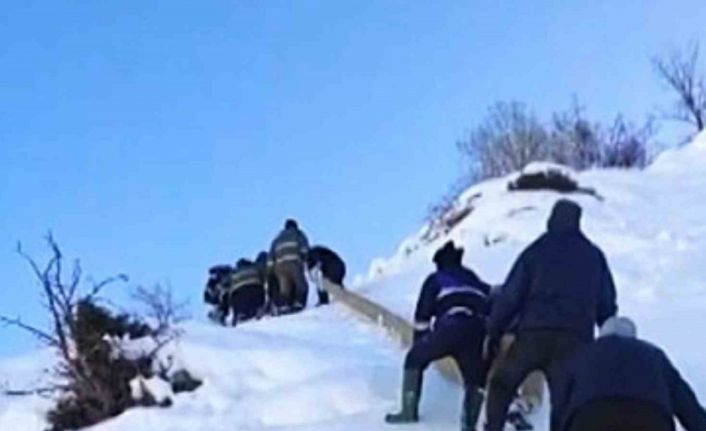 Elektrik şirketi ekipleri, kar yağışının 1 metreyi aştığı bölgede çalışmalarını sürdürüyor