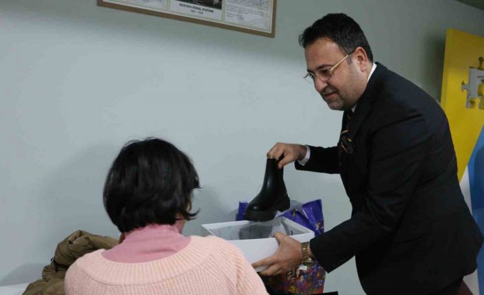 Erdemliler Hareketi Derneği, ihtiyaç sahibi çocuklara mont ve bot desteğinde bulundu