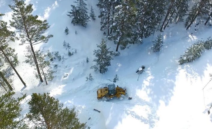 Erzincan’da kar ve tipiden kapanan 213 köy yolunda çalışmalar sürüyor