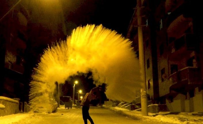 Erzincan’da soğuk havada havaya serpilen kaynar su yere düşmeden buz oldu