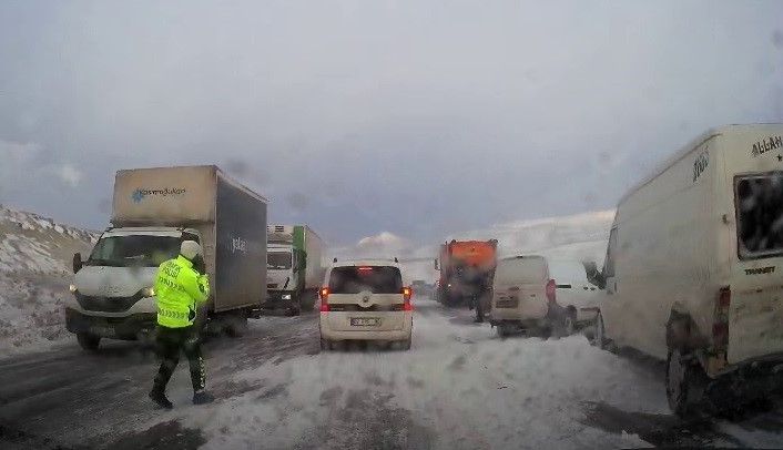 Erzurum’da etkili olan tipi çevre illerle olan ulaşımı aksatıyor