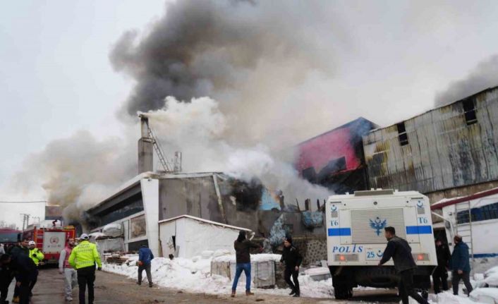 Erzurum’daki mobilya üretimi yapan iş yerinde çıkan yangın öncesi meydana gelen patlama güvenlik kamerasında