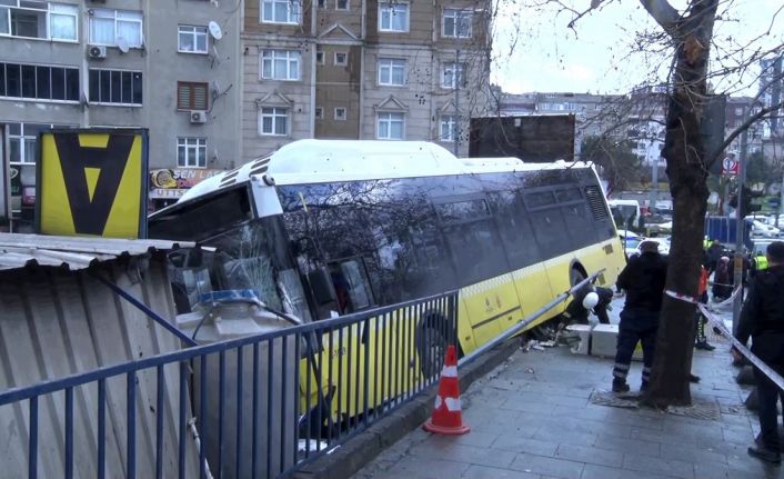 Esenler’de İETT Otobüsünün direksiyon hakimiyetini kaybetmesi sonucu otoparka daldı. Olay yerine çok sayıda ekip sevk edildi.