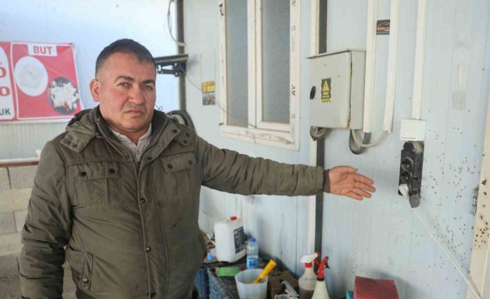 Film sahnelerini aratmayan görüntü: Motosikletle gelen maskeli 2 şahıs pompalı tüfeklerle iş yerini kurşunladı