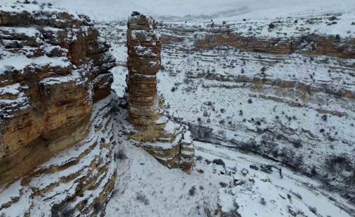 Film ve belgesellerin çekildiği Taşkale köyü kar yağışı sonrası kartpostallık görüntüler oluşturdu