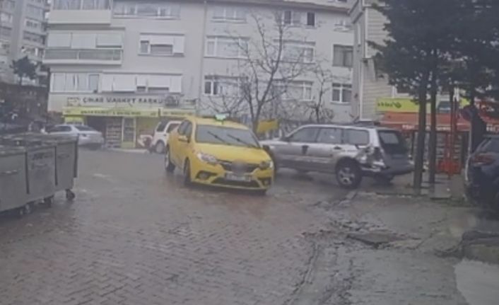 Fren yerine gaza basan sürücünün yaptığı akıl almaz kaza kameraya yansıdı