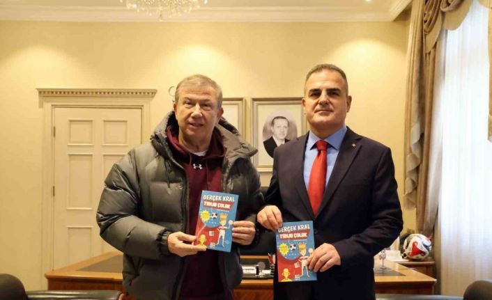 Futbolun efsane ismi Vali Akbıyık’a ‘Gerçek Kral Tanju Çolak’ kitabını hediye etti