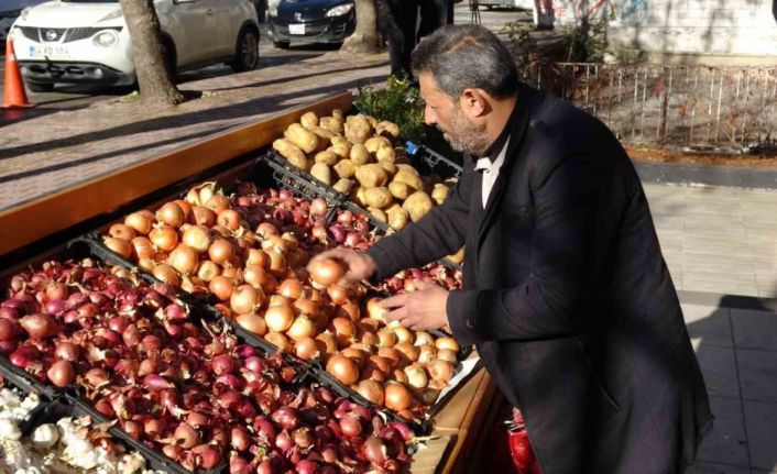 Gaziantep’te gençlerden duygulandıran örnek davranış: Soğan aldılar, parasını kameraya gösterip bıraktılar