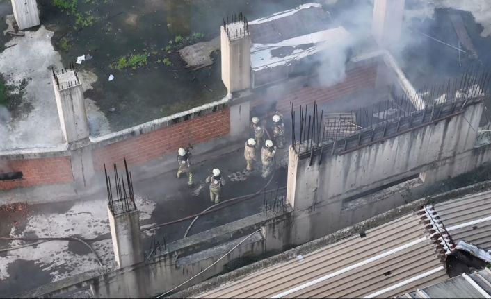 Gaziosmanpaşa’da işyerinde yangın çıktı, itfaiye ekipleri duvarı balyozla kırarak yangına müdahale etti
