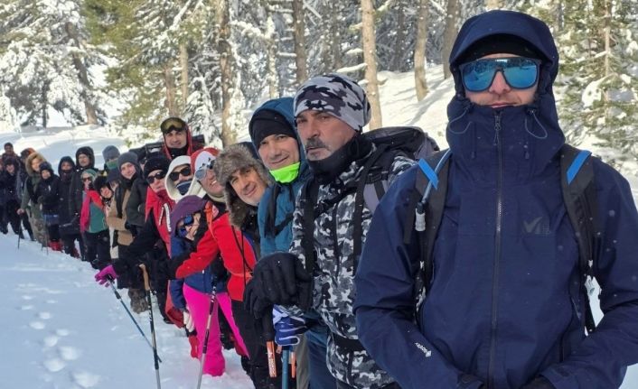 Gediz Murat Dağı Termal ve Kayak Merkezinde kar yürüyüşü