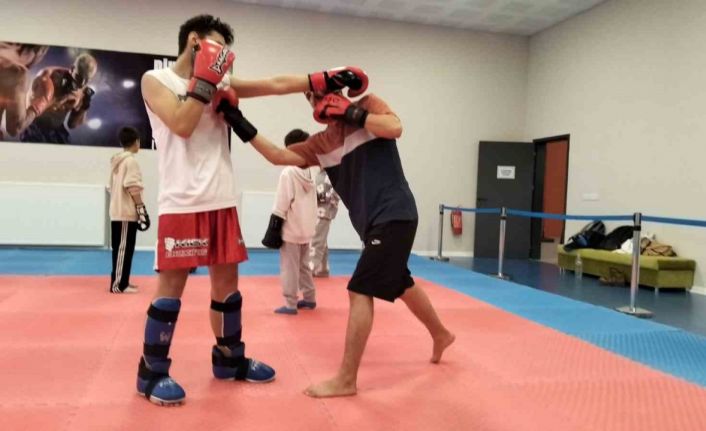 Genç sporcular Kick Boks ile zamanlarını sporla değerlendiriyor