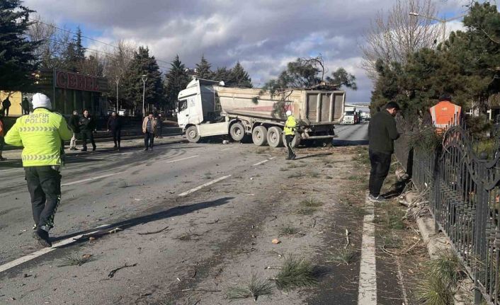 Görenleri pes dedirten kazada tır ağaçları ezip karşı şeritte durabildi