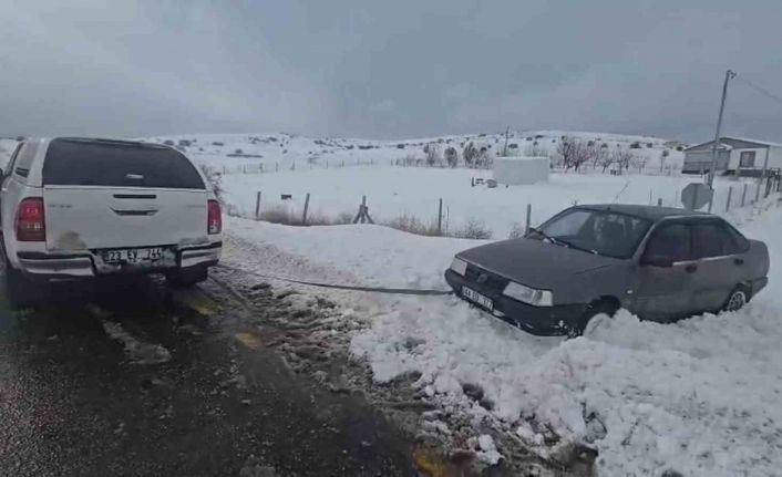 Göreve giden valilik koruma ekibi, yolda kalan vatandaşı kurtardı