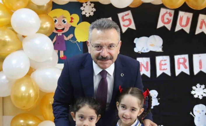 Görevi bugün sona eren Vali Aksoy’u "Bir çocuk sevdim" isimli şarkısıyla uğurladılar