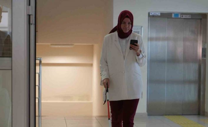 Görme engelli öğrenci, yapay zeka asistanı sayesinde 4 yılda ilk kez tek başına kantine gidebildi