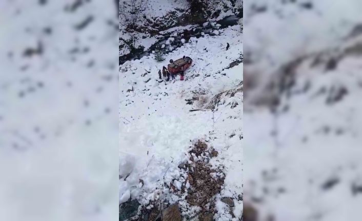 Gümüşhane’de kamyonet dere yatağına yuvarlandı: 5 yaralı