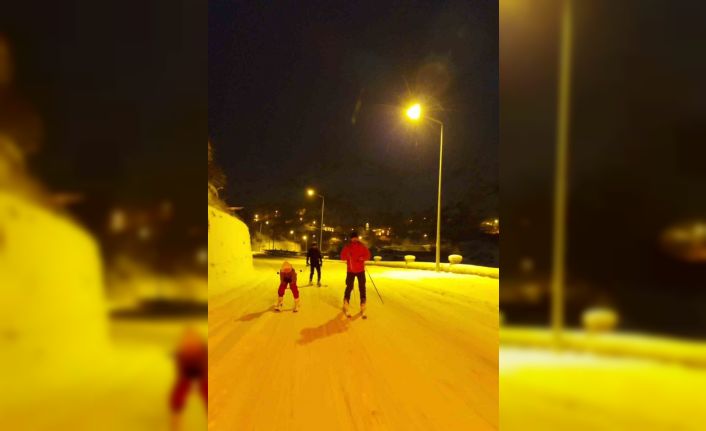 Gümüşhane’de kayakçılar kar yağışını fırsata çevirdi: Şehir merkezine kayarak indiler