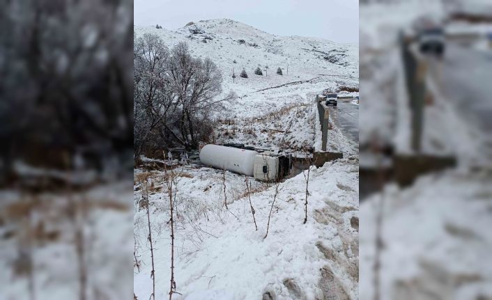 Gümüşhane’de LPG yüklü tanker dere yatağına devrildi: 1 yaralı