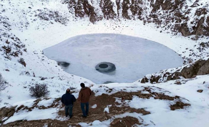 Güneşin konumuna göre renk değiştiren Kızılçan Gölü dondu