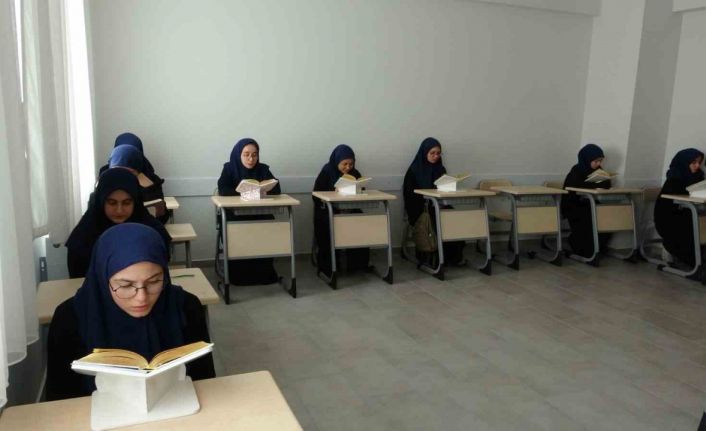 Hafızlık sınavını tamamlayan genç kızlar meşaleler, alkışlar ve Türk bayraklarıyla karşılandı